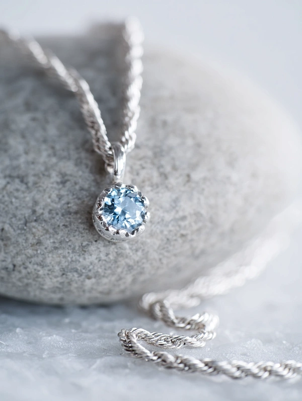 Серебряная цепочка с голубым камнем