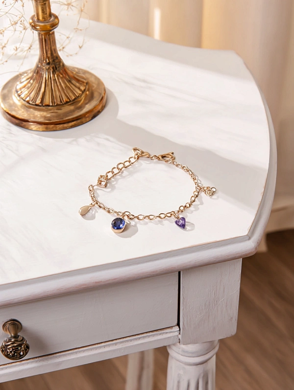 Изящный браслет на белом столе