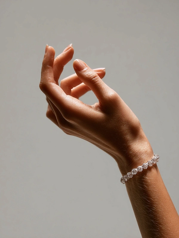 Рука с изящным браслетом из камней