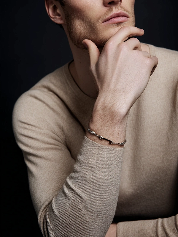 Мужской браслет на запястье