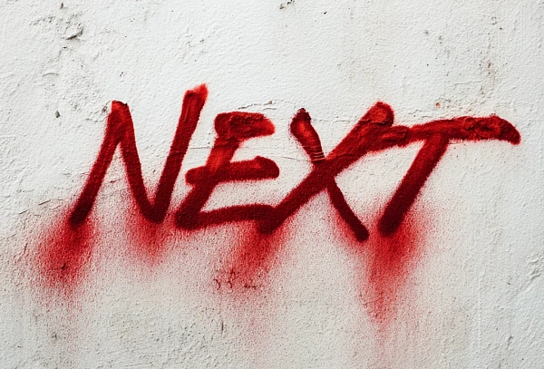 Красная надпись 'NEXT' на стене