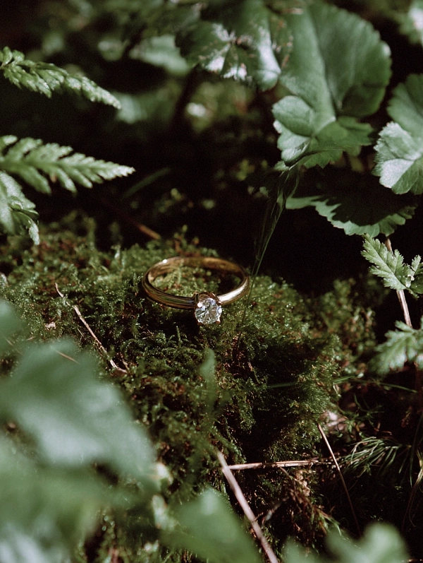Золотое кольцо с бриллиантом в природе
