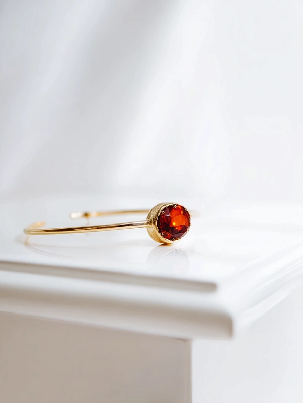 Золотой браслет с красным камнем