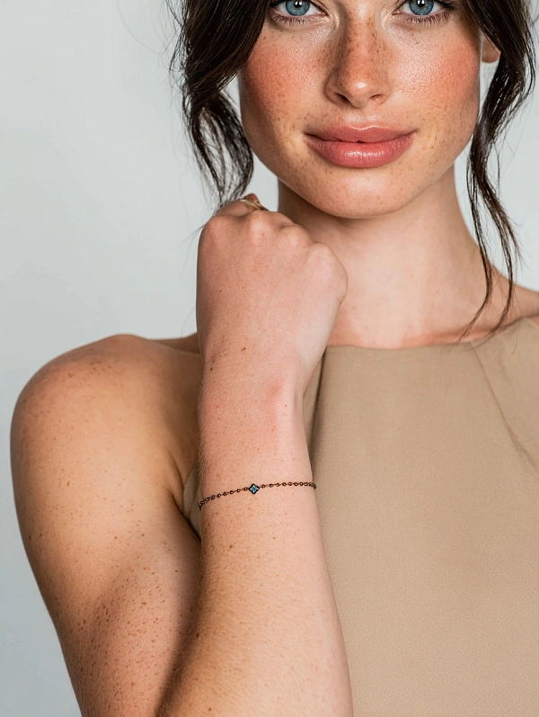 Женский портрет с браслетом на руке