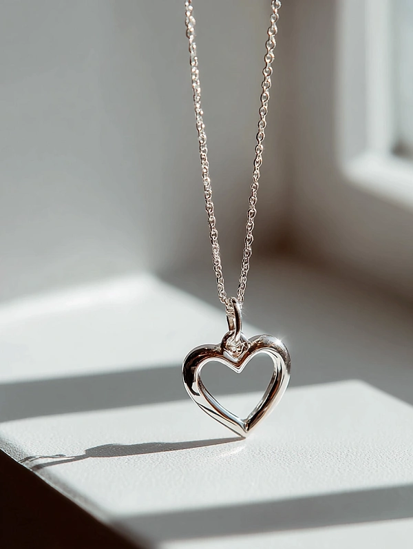 Украшение с подвеской в форме сердца