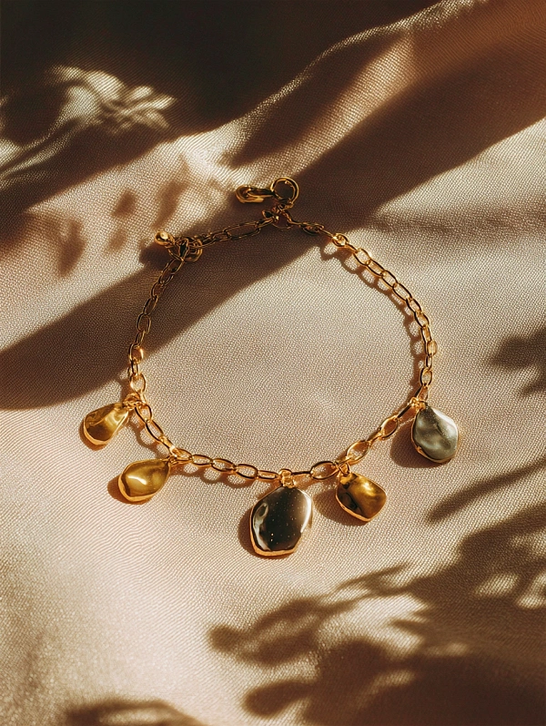 Золотой браслет с подвесками на ткань