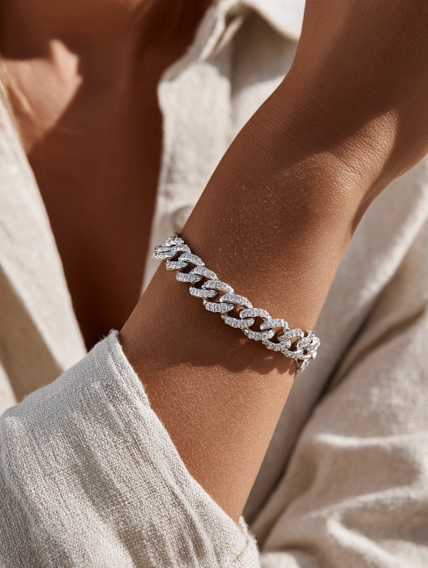 Стильный браслет с кристаллами