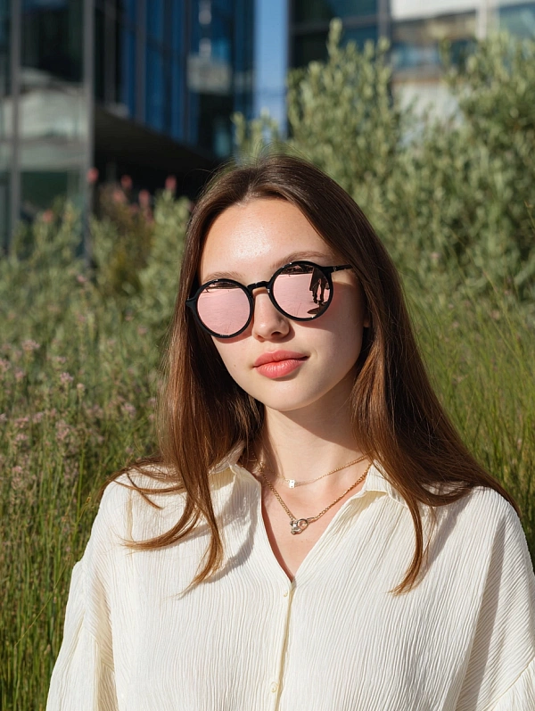 Женский портрет с модными солнцезащитными очками