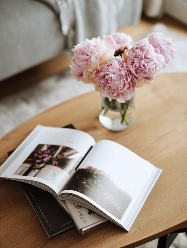 Нежный букет пионов и книга