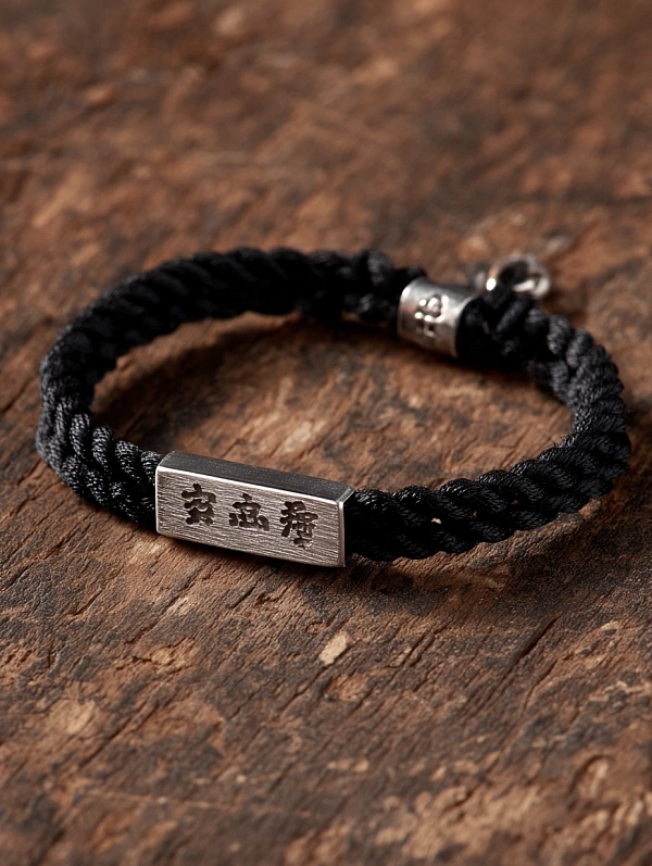 Черный плетеный браслет с металлической пластиной
