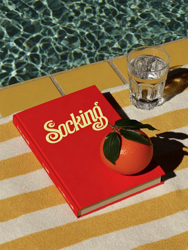 Красочная книга у бассейна