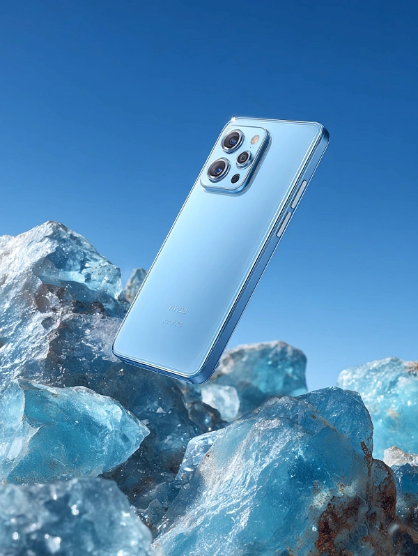Современный смартфон на ледяном фоне