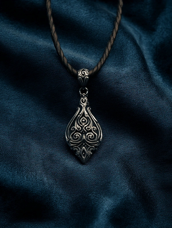 Элегантный кулон на шнурке