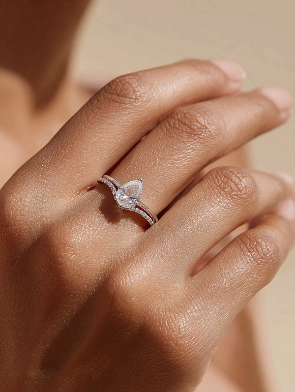 Изящное кольцо с грушевидным камнем