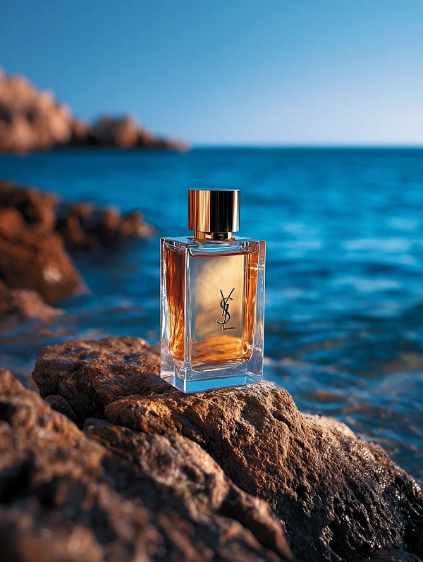 Флакон духов YSL на морских камнях