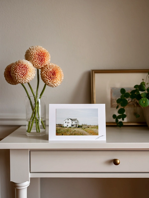 Интерьер с цветами и фоторамкой