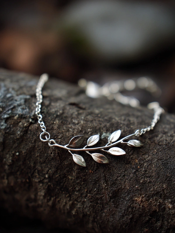 Серебряный браслет с листьями