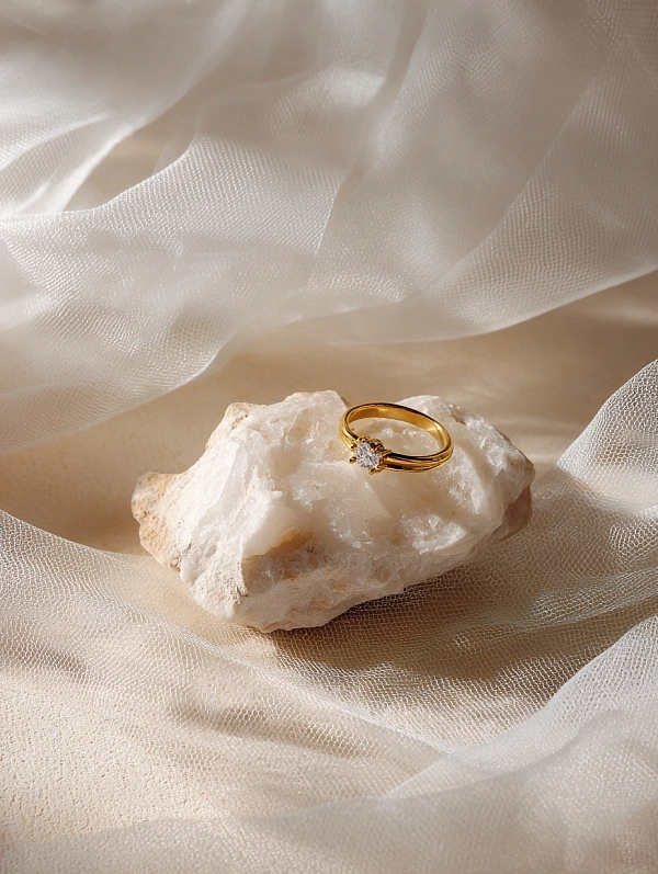 Золотое кольцо с бриллиантом на камне