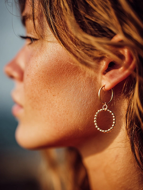 Золотые серьги с бусинами в ухе