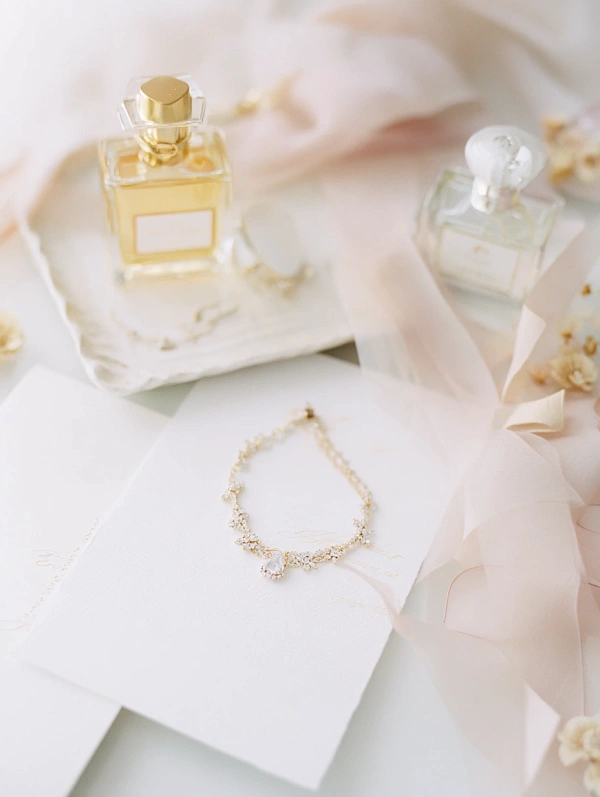 Изящный браслет на белом фоне