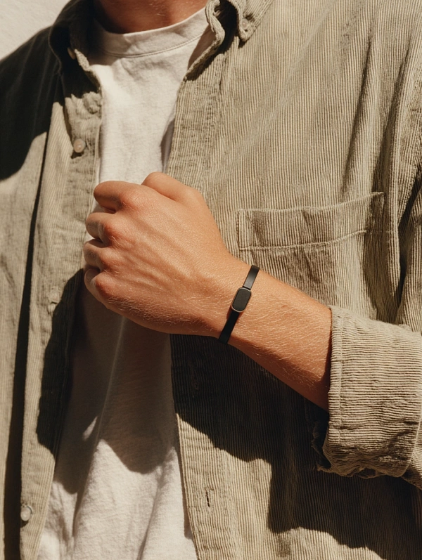 Стильный браслет на мужской руке