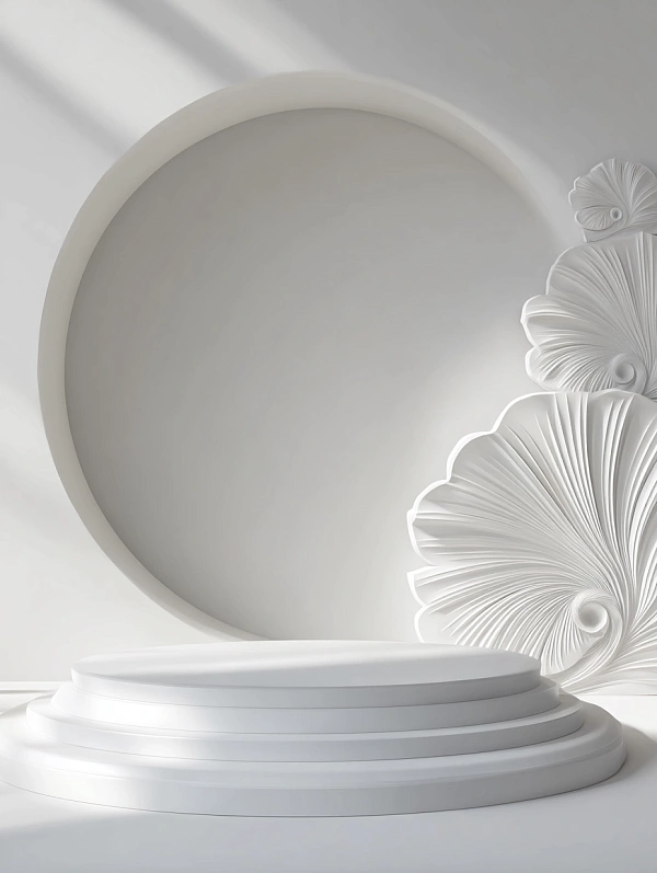 Минималистичный белый подиум с орнаментом