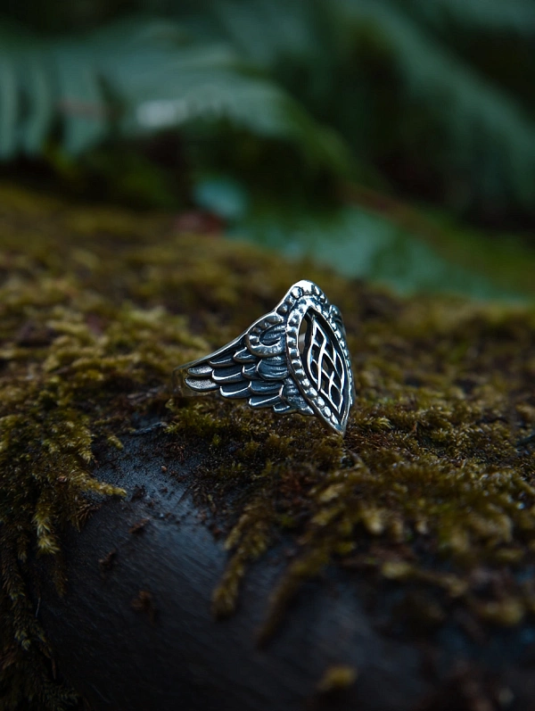 Кольцо с узорчатым дизайном в природе