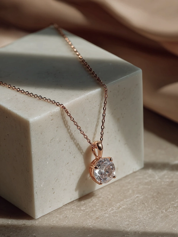 Золотая цепочка с подвеской и камнем