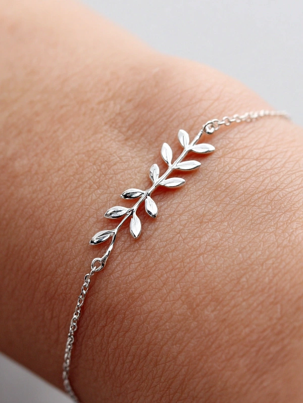 Изящный серебряный браслет с листочками