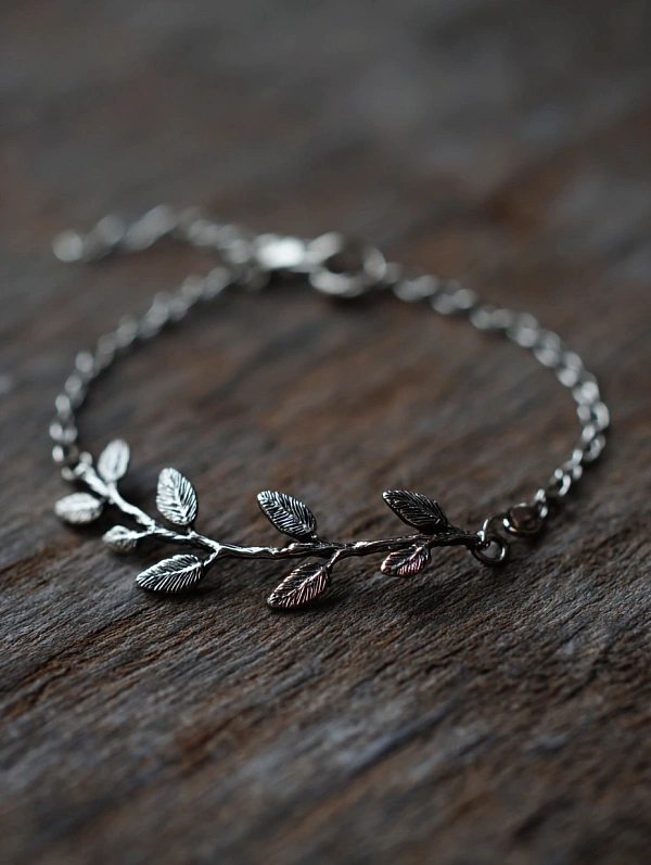 Серебряный браслет с листьями