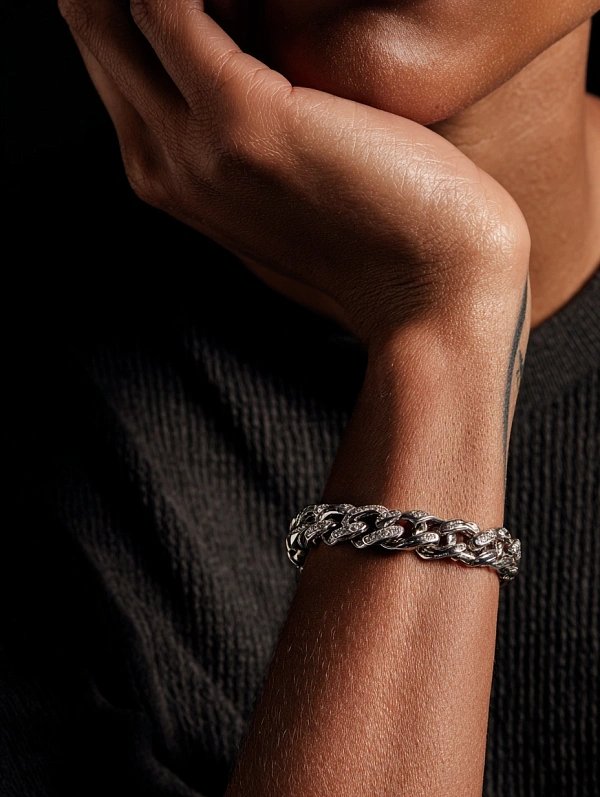 Стильный серебряный браслет на руке