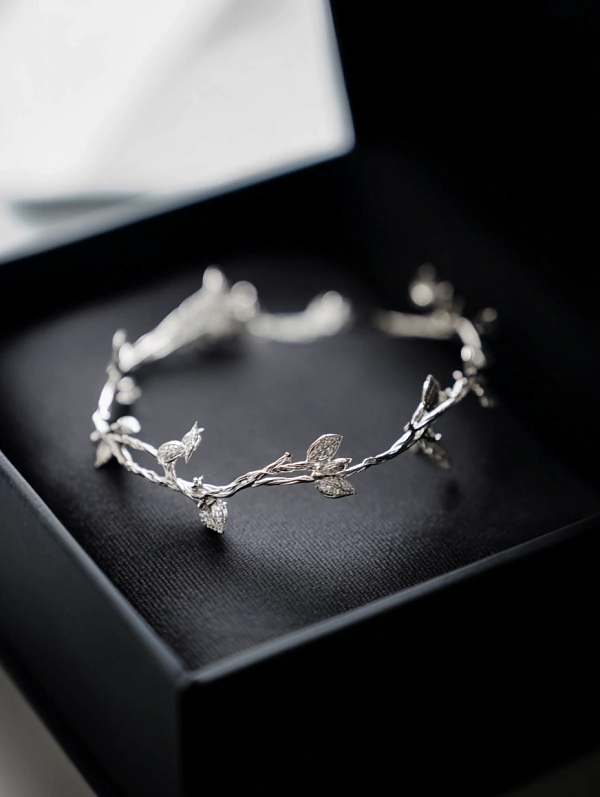 Серебряный браслет с листьями