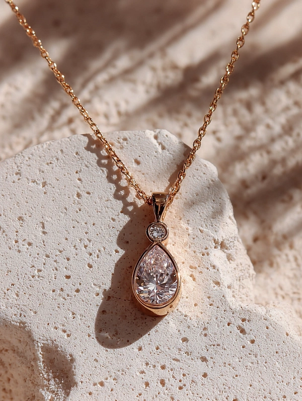 Золотая подвеска с каплевидным камнем