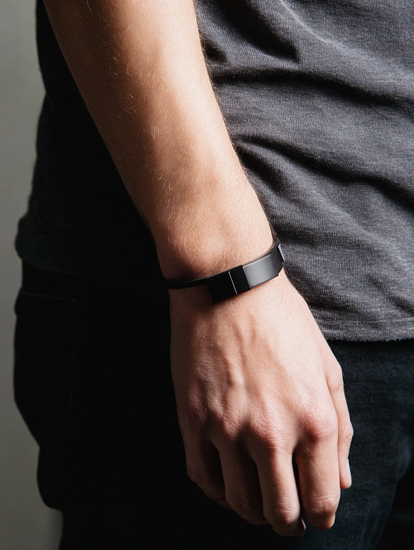 Мужской браслет на запястье стильный