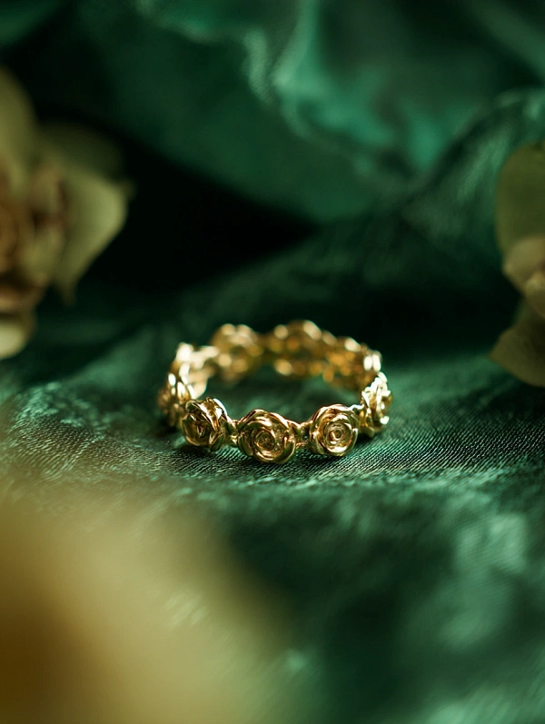 Золотое кольцо с цветочным узором