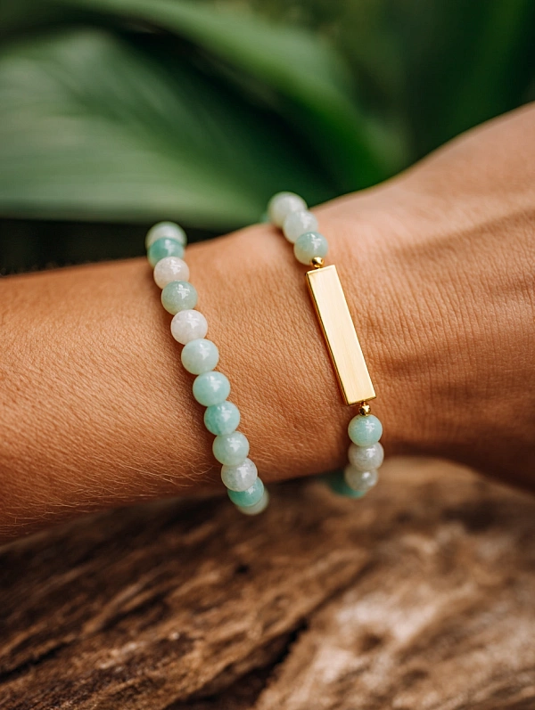 Браслеты из каменных бусин с золотой пластиной