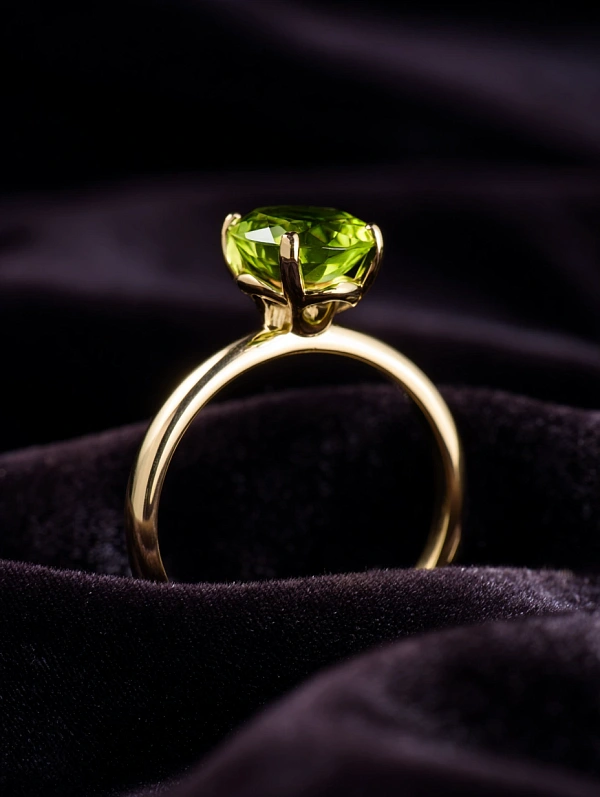 Золотое кольцо с зелёным камнем