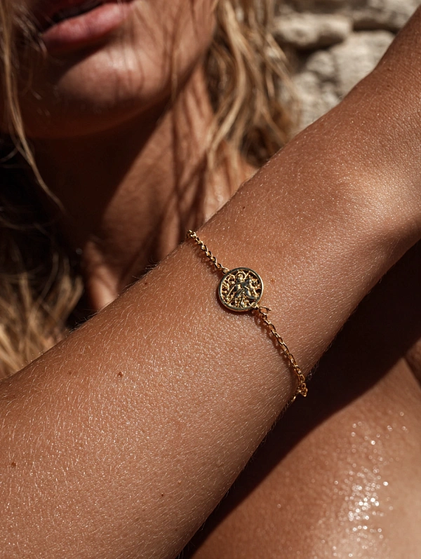 Изящный золотой браслет на руке