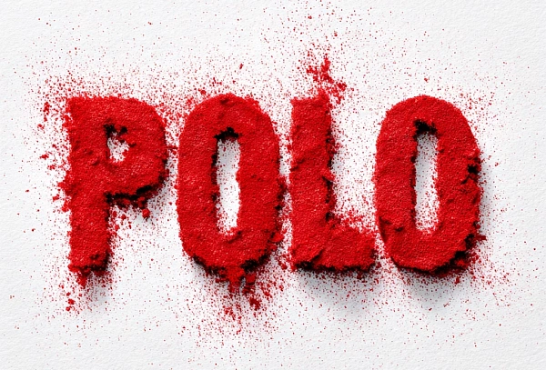 Слово POLO, написанное красным порошком